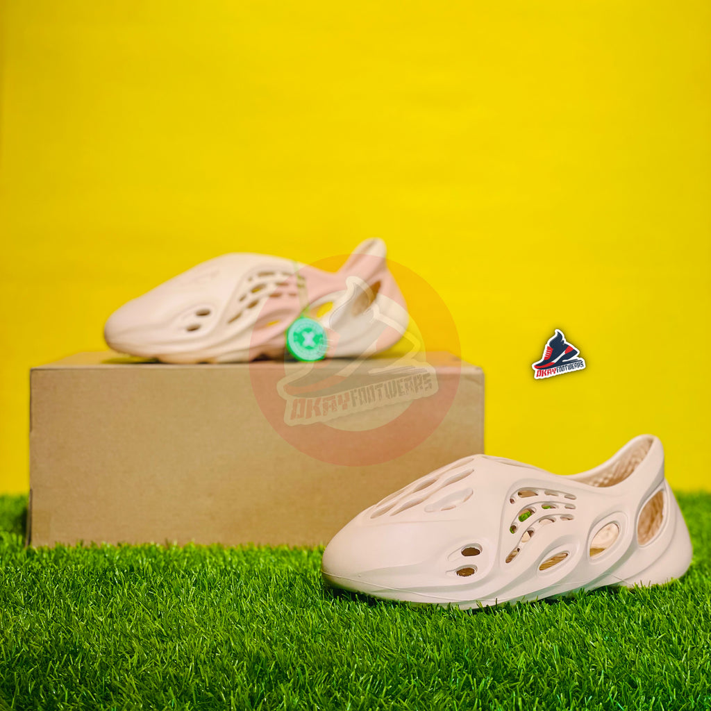 AD YEEZY FOAMRUNNERS - SAND (DOT PERFECT)