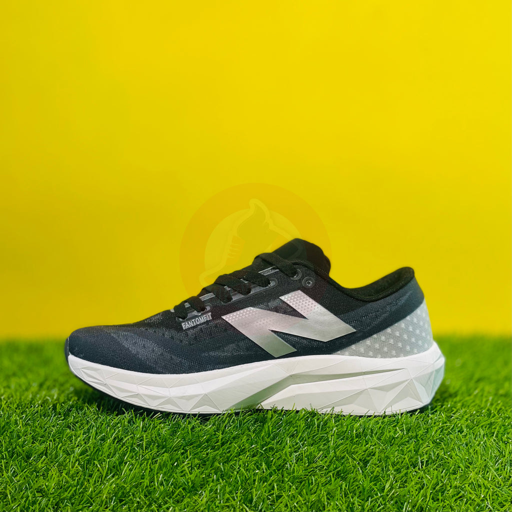 NB FUELCELL REBEL V4 - BLACK/WHITE (DOT PERFECT)