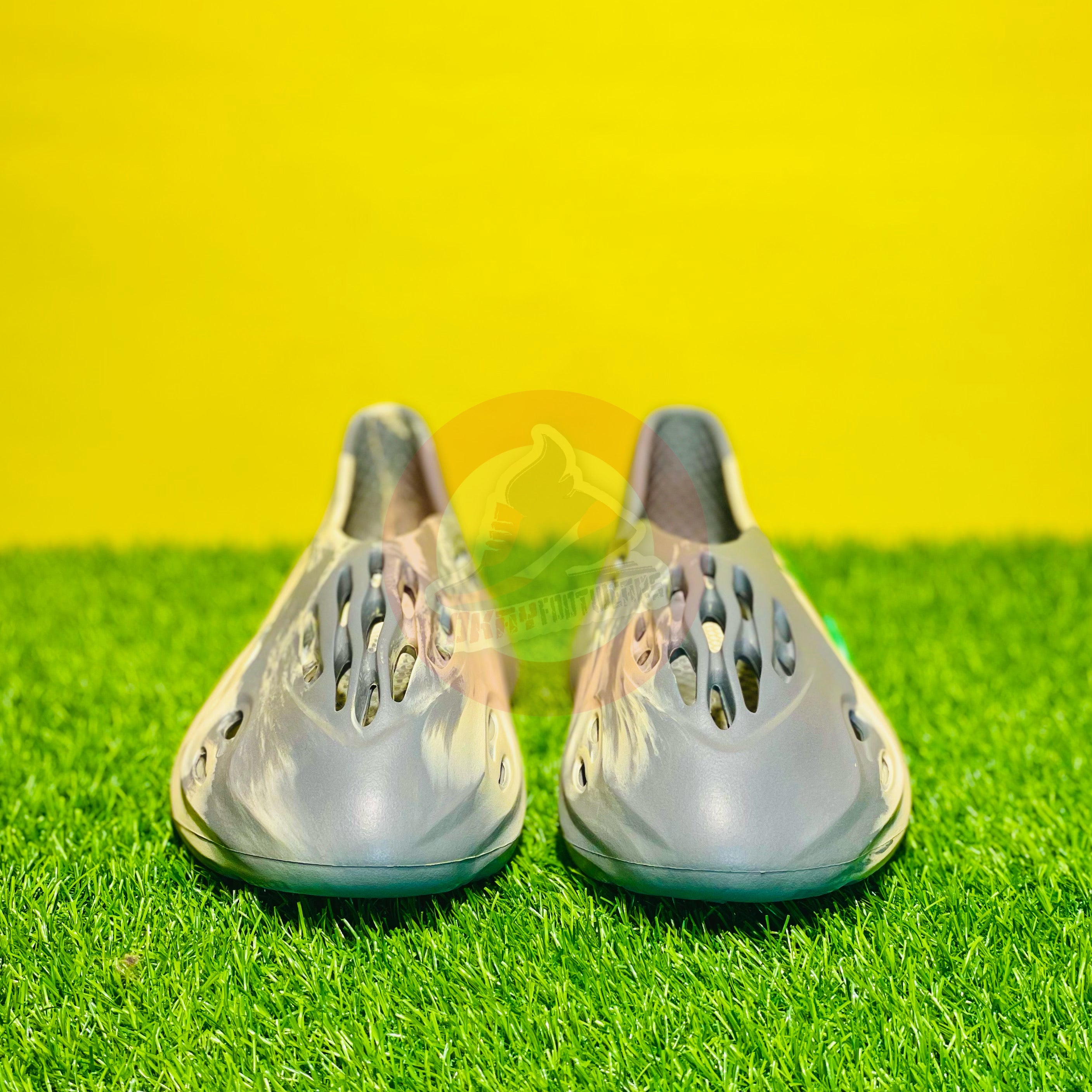 AD YEEZY FOAMRUNNERS - MOON GRAY (DOT PERFECT)