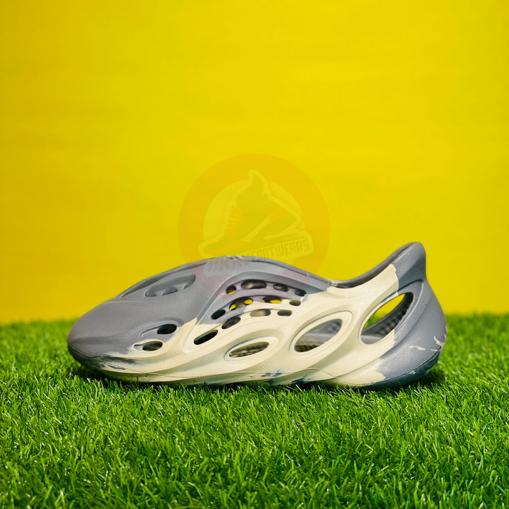 AD YEEZY FOAMRUNNERS - MOON GRAY (DOT PERFECT)