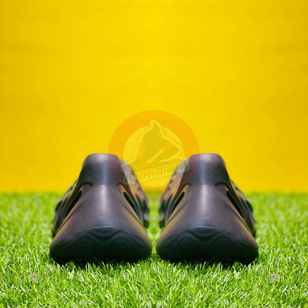 AD YEEZY FOAMRUNNERS - MINERAL BLUE (DOT PERFECT)