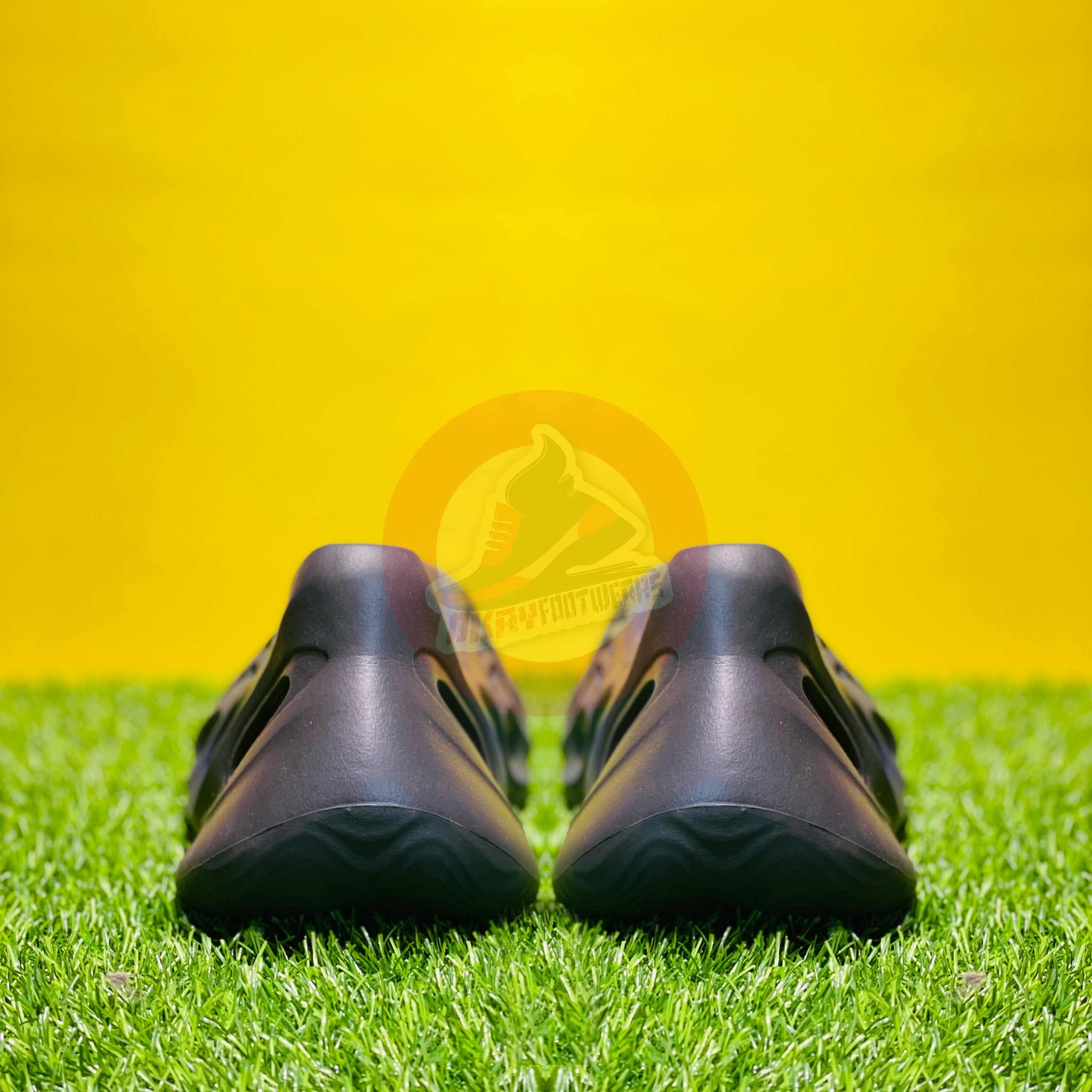 AD YEEZY FOAMRUNNERS - MINERAL BLUE (DOT PERFECT)