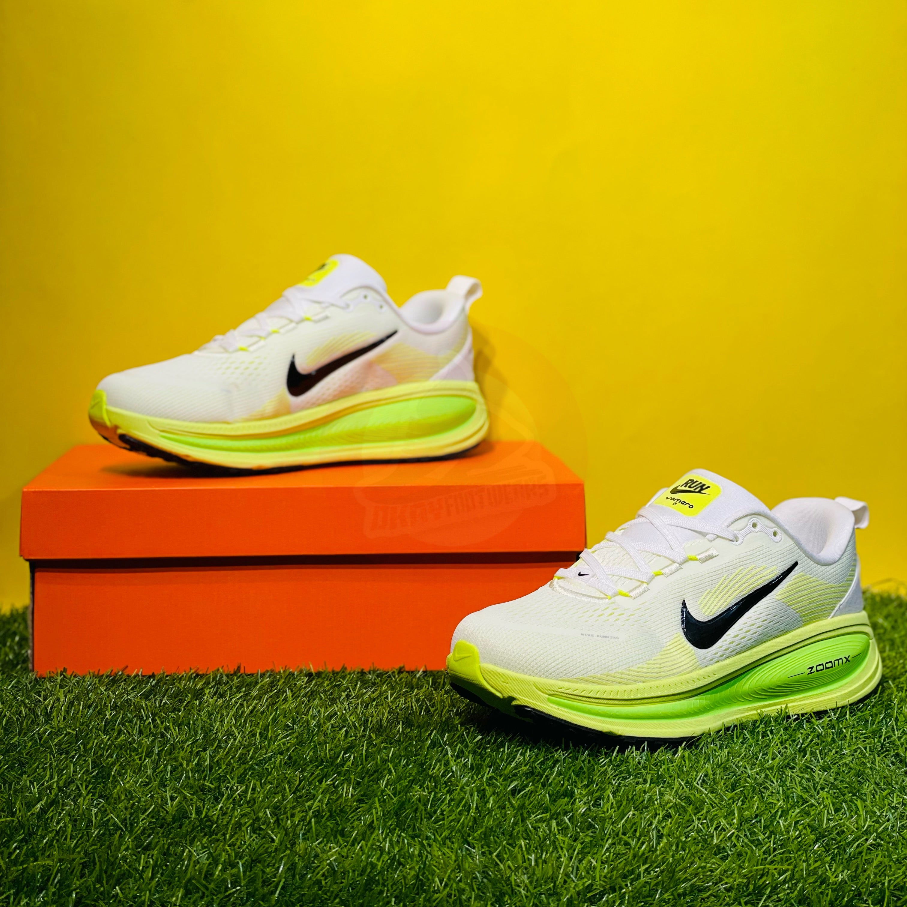 NK AIRZOOM X VOMERO 18 - WHITE/ELECTRIC (ORIGINALS)