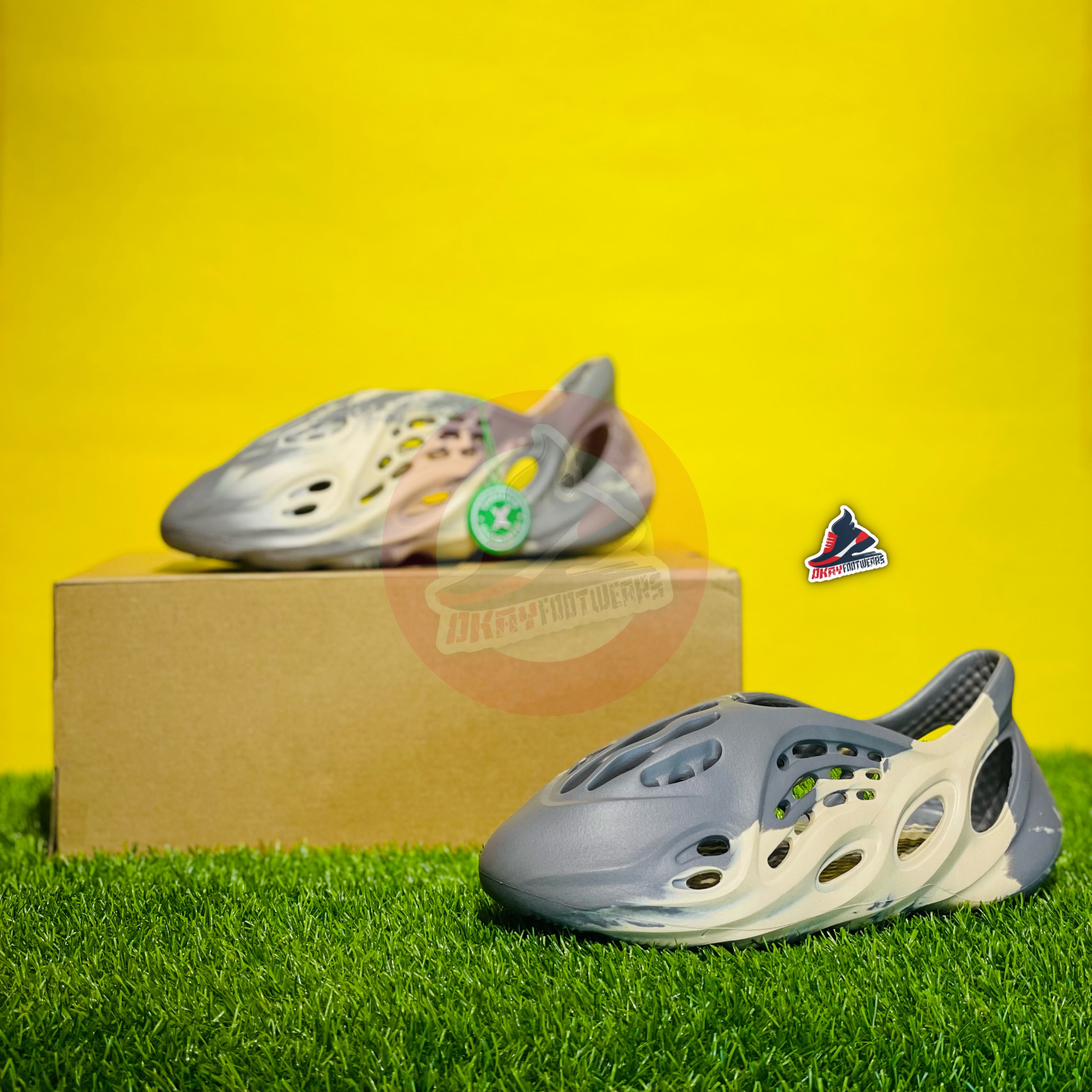 AD YEEZY FOAMRUNNERS - MOON GRAY (DOT PERFECT)