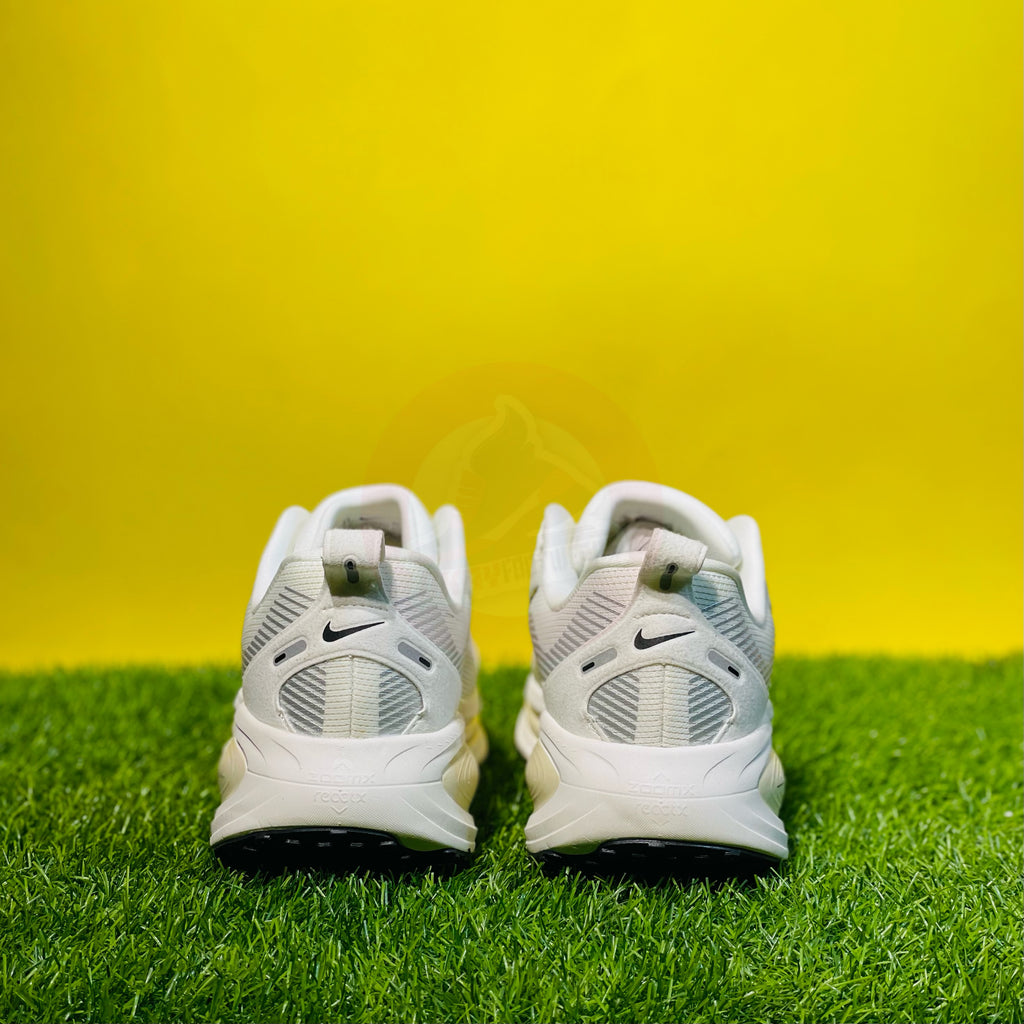 NK AIRZOOM X VOMERO 18 - WHITE/BLACK (ORIGINALS)