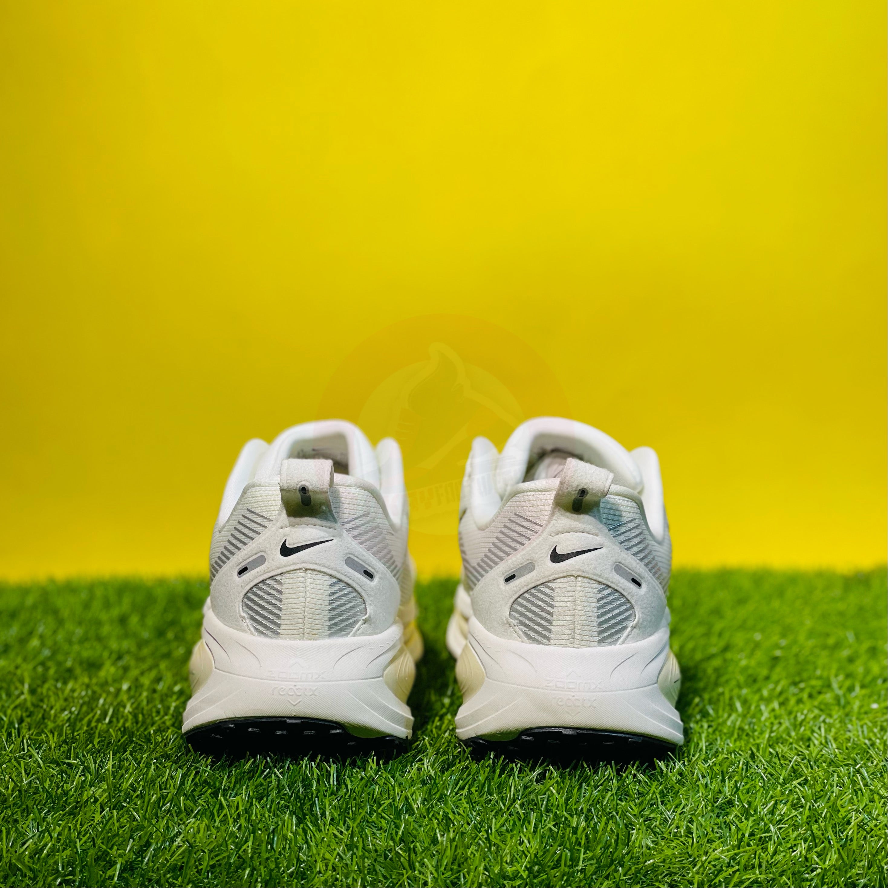 NK AIRZOOM X VOMERO 18 - WHITE/BLACK (ORIGINALS)