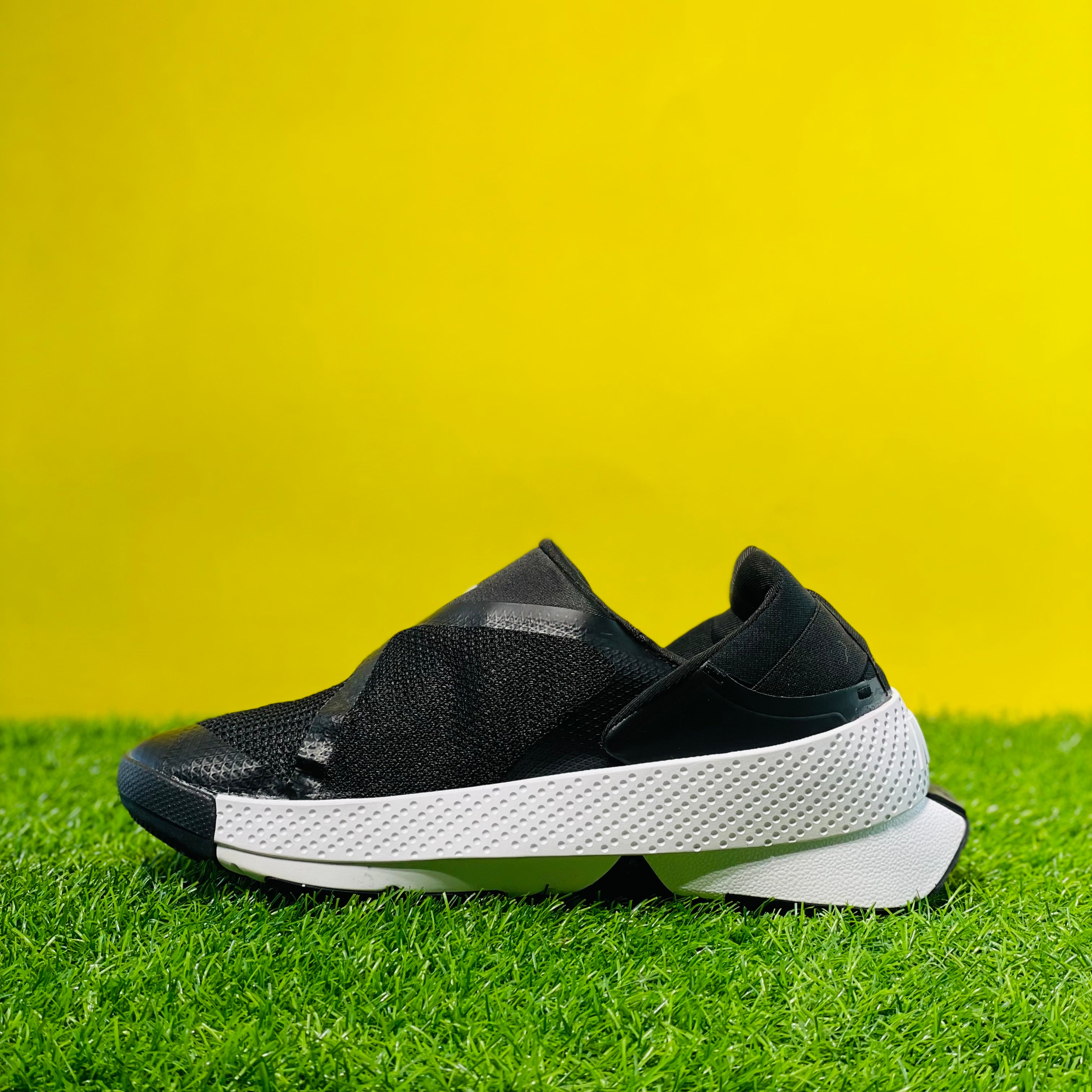 NK GO FLYEASE - BLACK (DOT PERFECT)