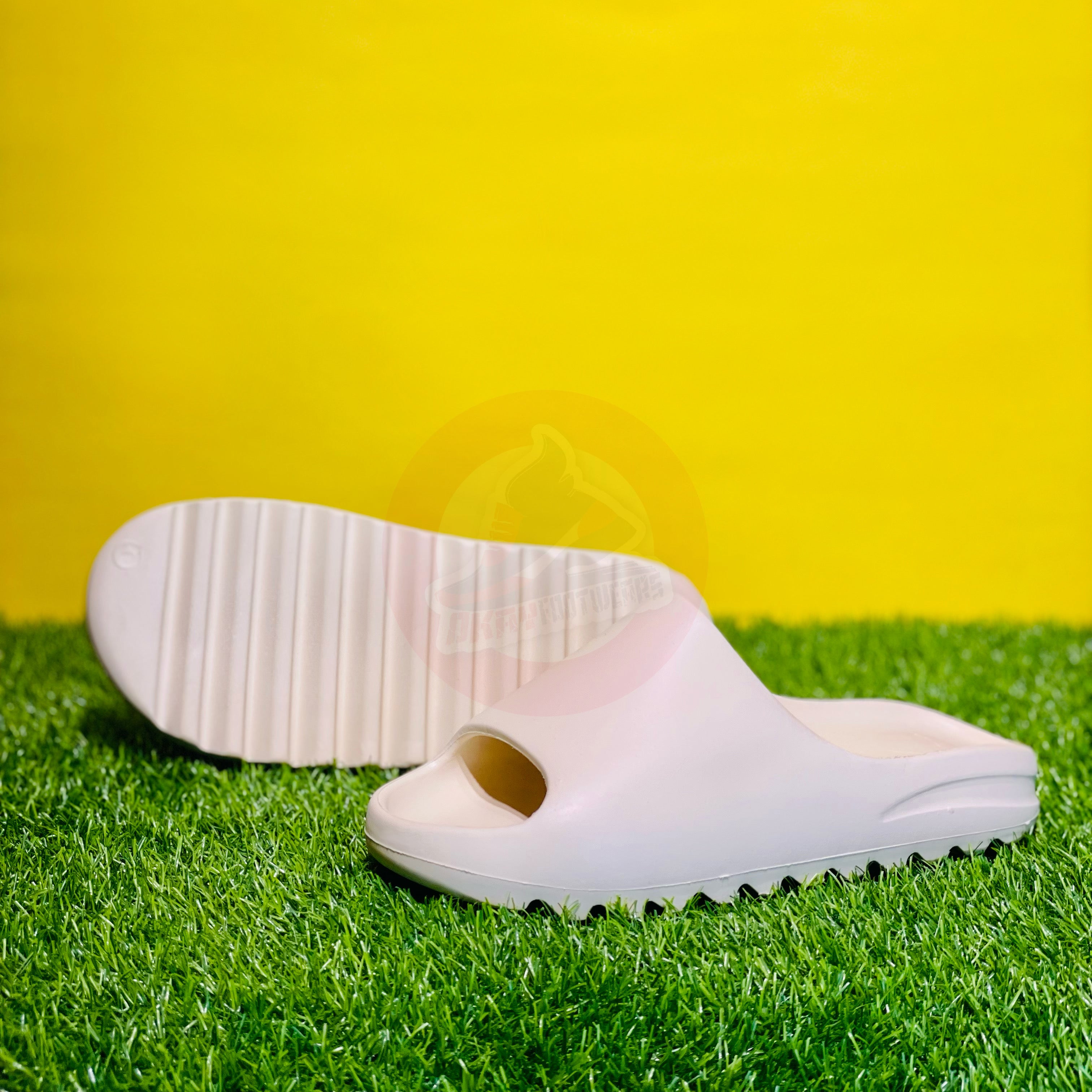 AD YEEZY SLIDES - BONE (DOT PERFECT)