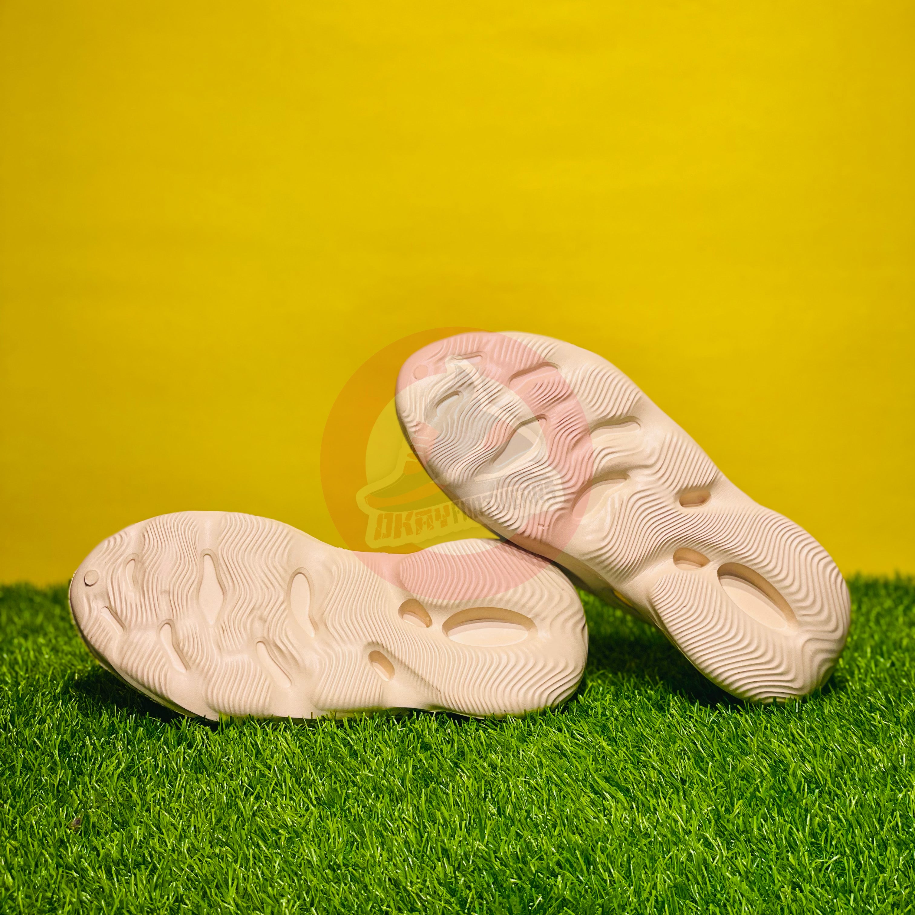 AD YEEZY FOAMRUNNERS - SAND (DOT PERFECT)