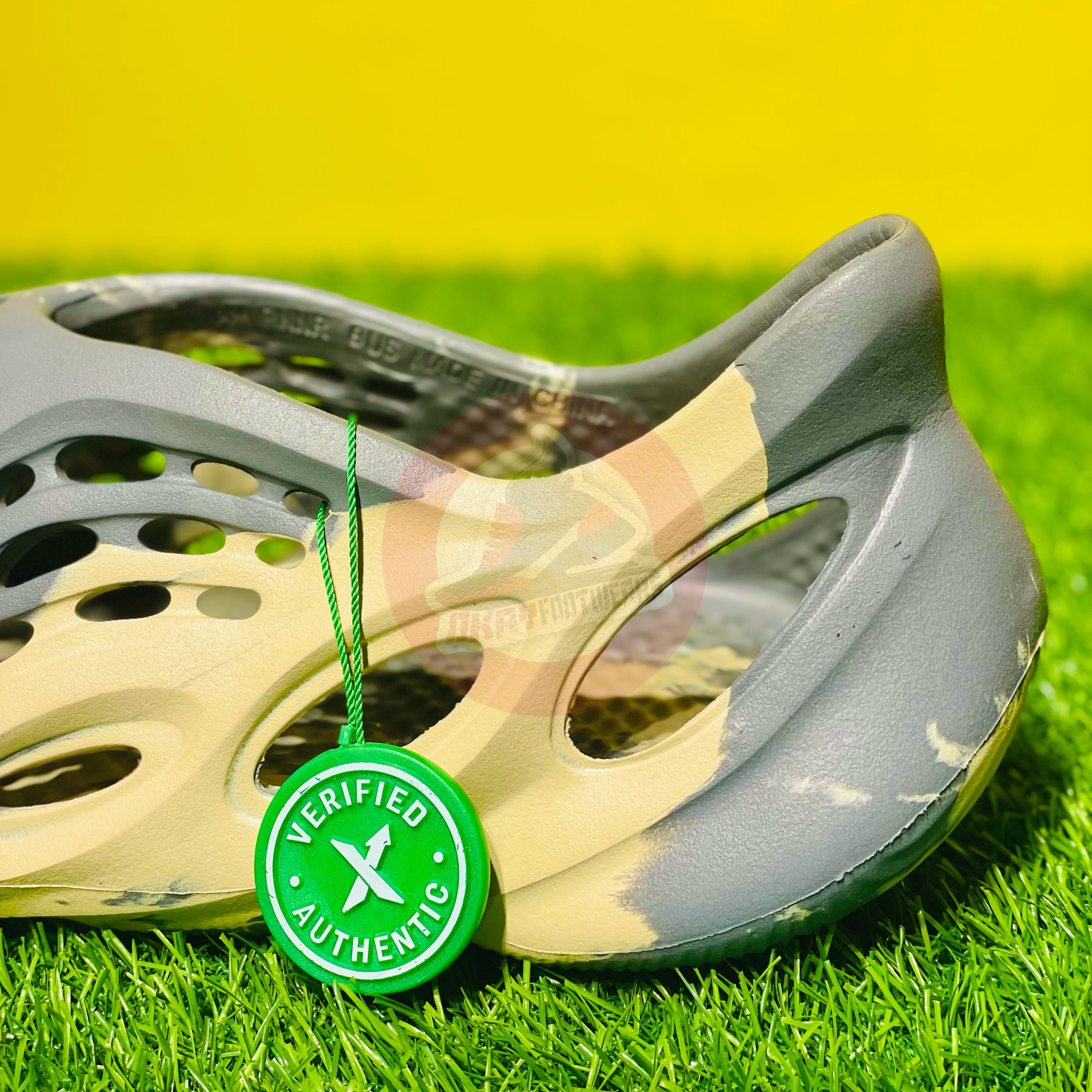 AD YEEZY FOAMRUNNERS - MOON GRAY (DOT PERFECT)