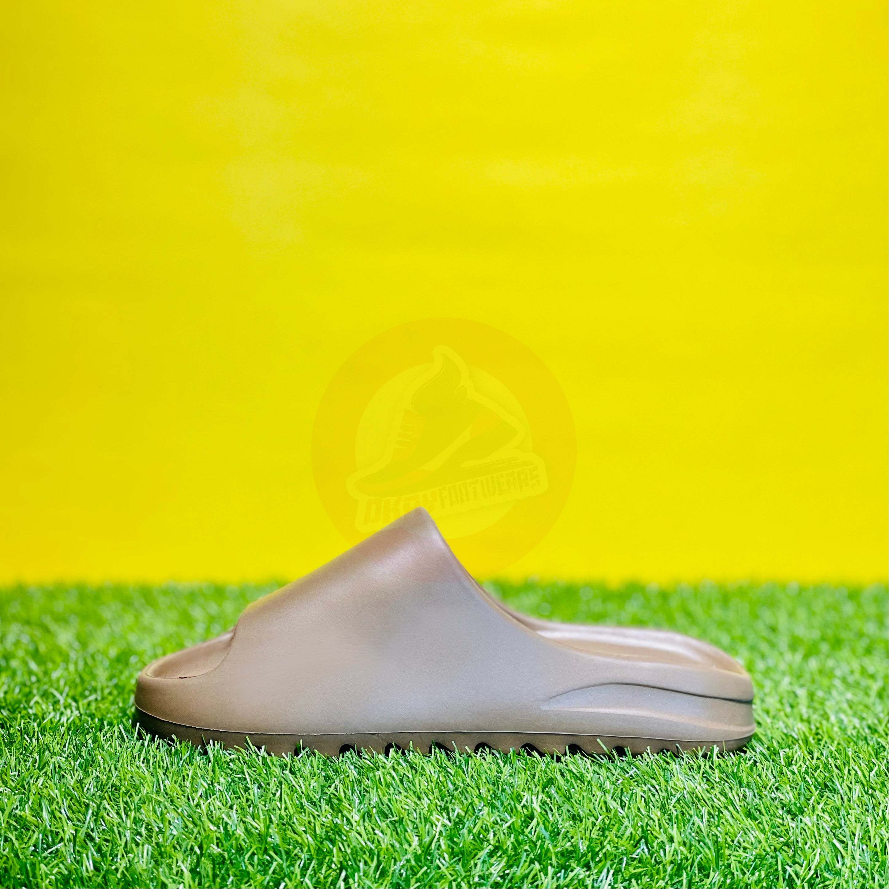 AD YEEZY SLIDES - EARTH (DOT PERFECT)