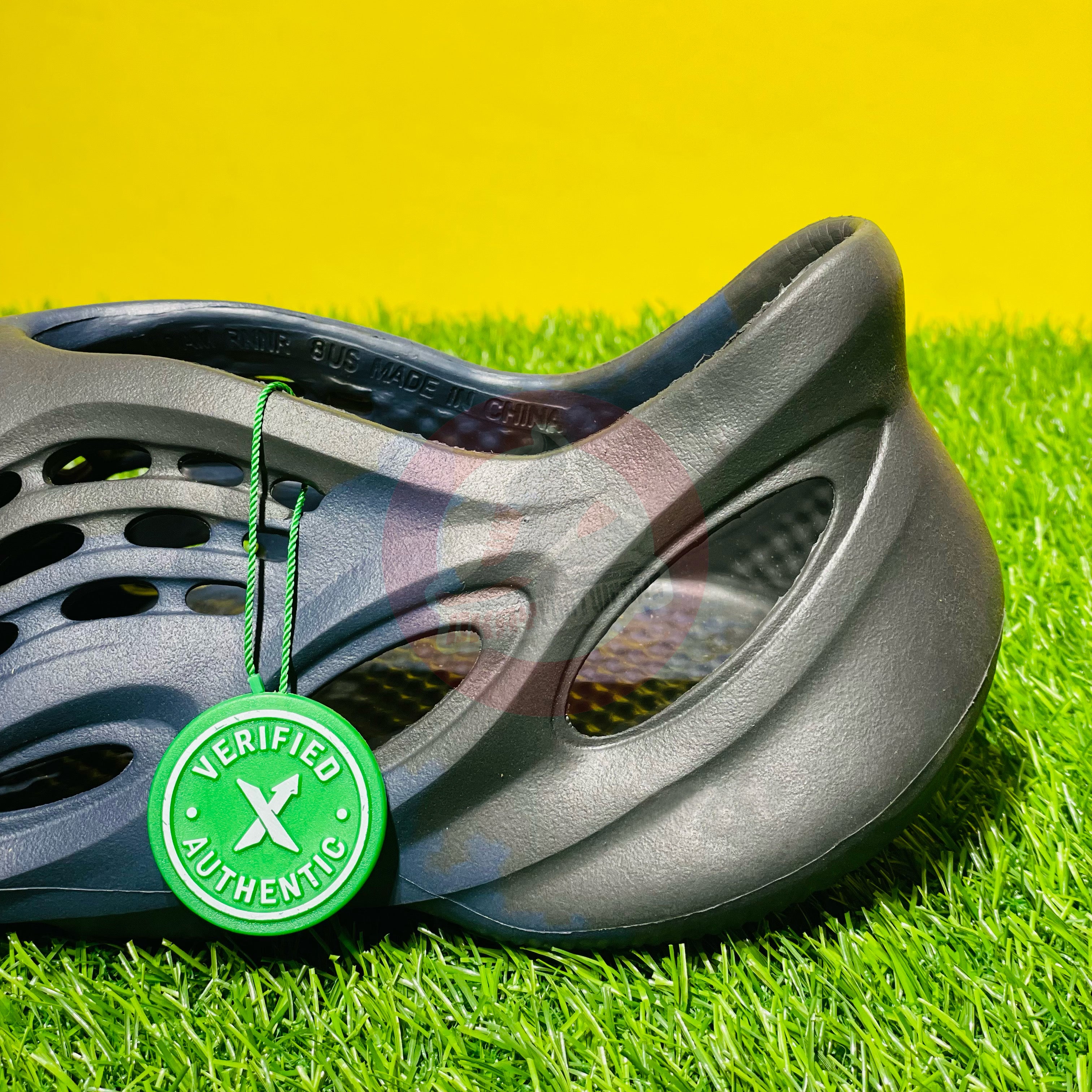 AD YEEZY FOAMRUNNERS - MINERAL BLUE (DOT PERFECT)