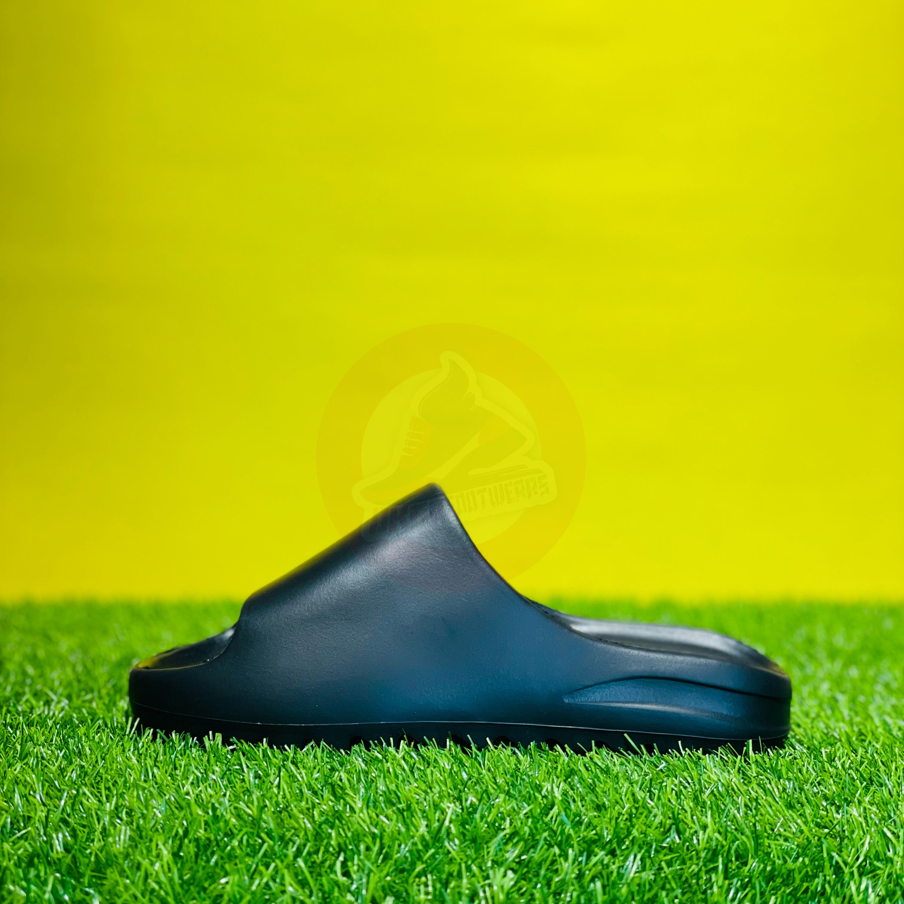 AD YEEZY SLIDES - ONYX (DOT PERFECT)