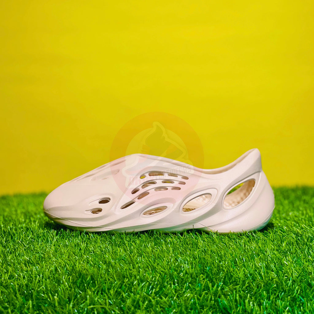 AD YEEZY FOAMRUNNERS - SAND (DOT PERFECT)