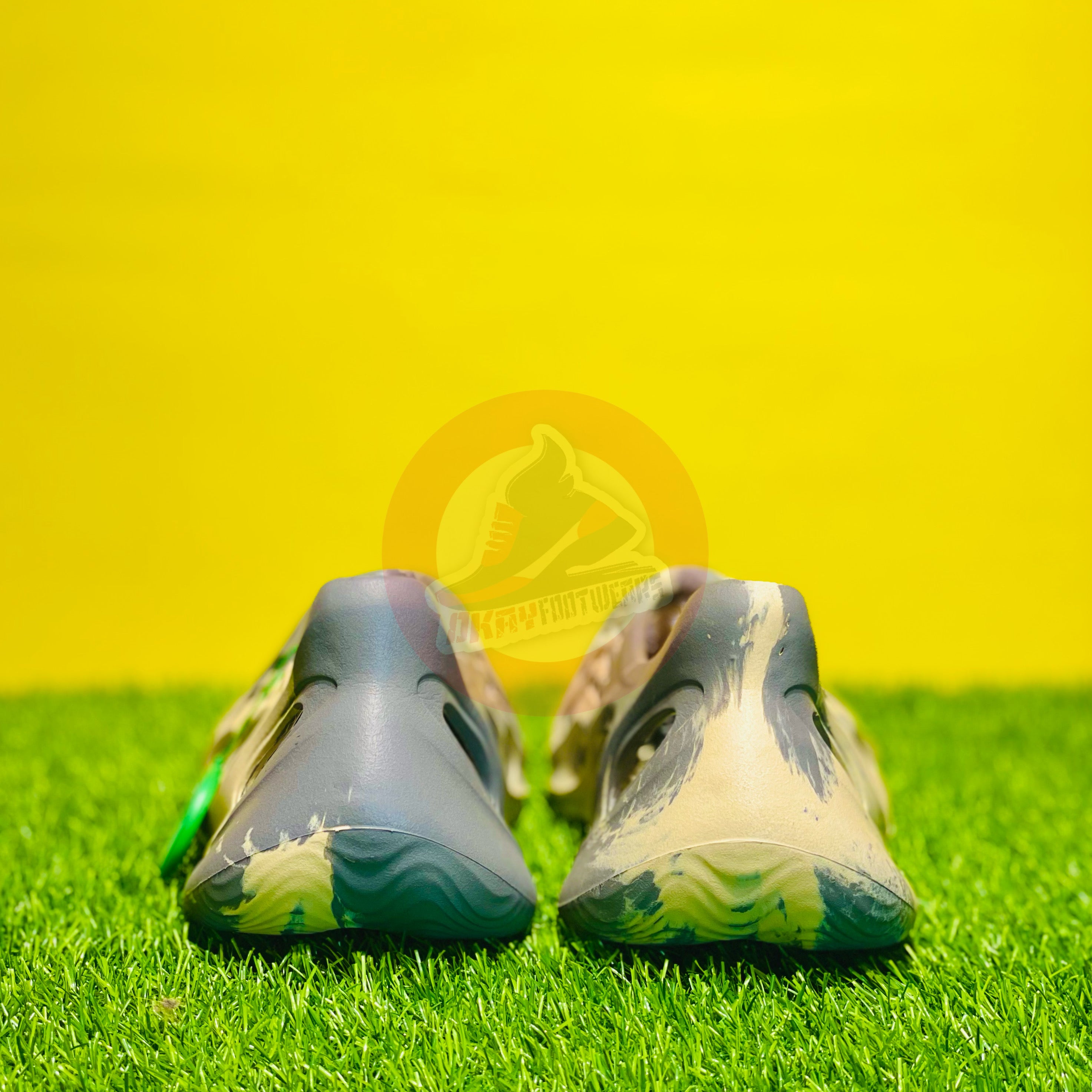 AD YEEZY FOAMRUNNERS - MOON GRAY (DOT PERFECT)