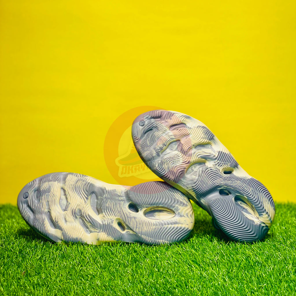 AD YEEZY FOAMRUNNERS - MOON GRAY (DOT PERFECT)