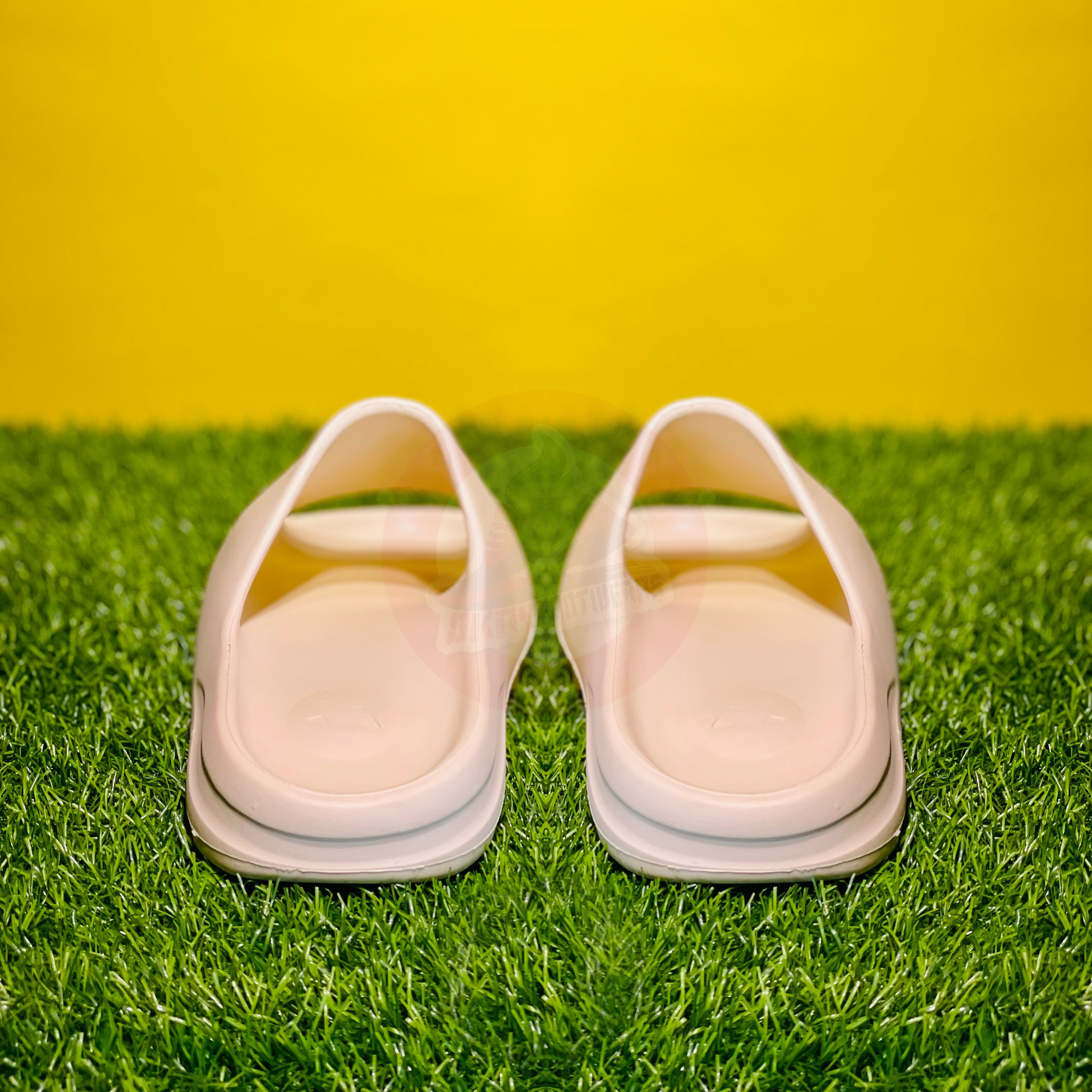 AD YEEZY SLIDES - BONE (DOT PERFECT)