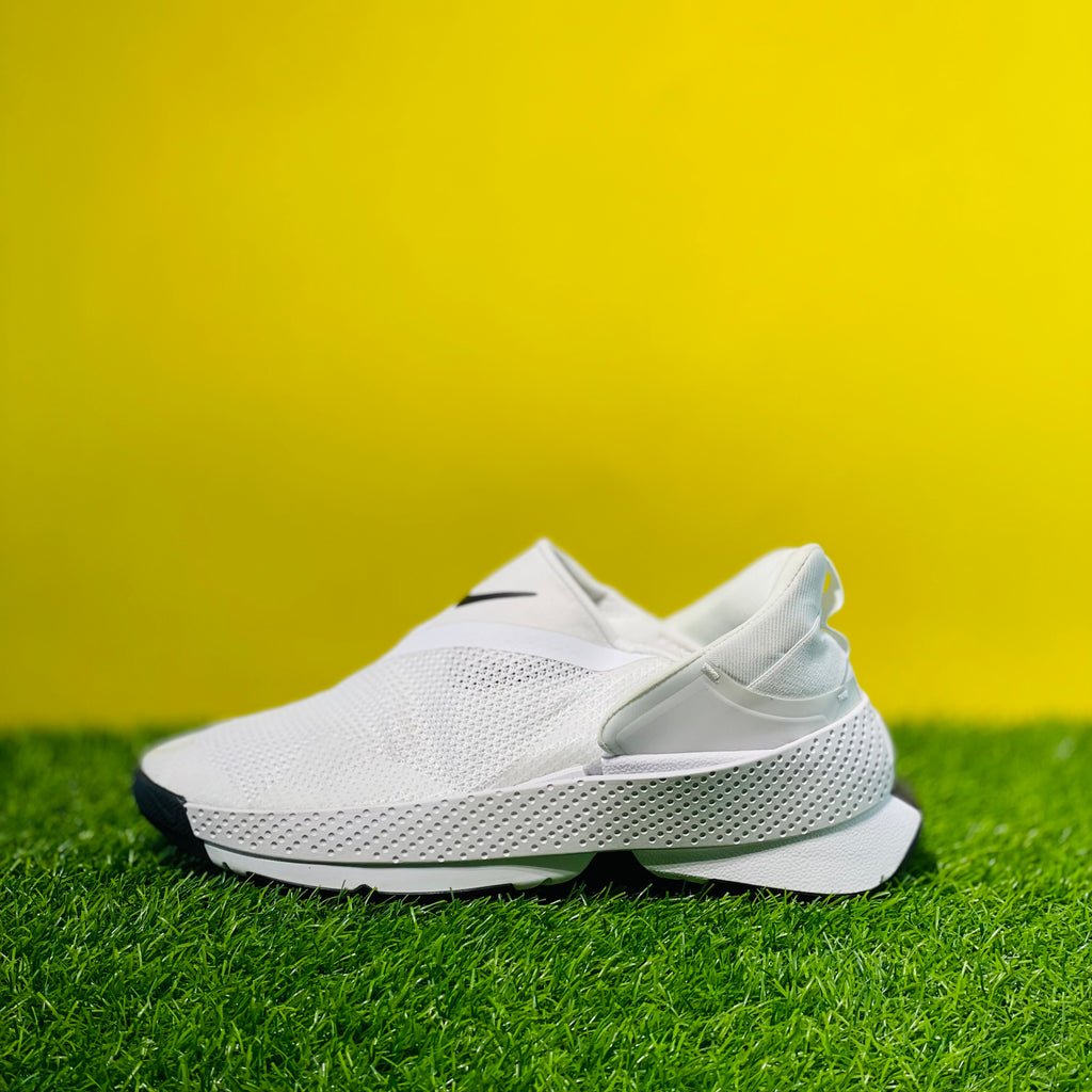 NK GO FLYEASE - WHITE (DOT PERFECT)