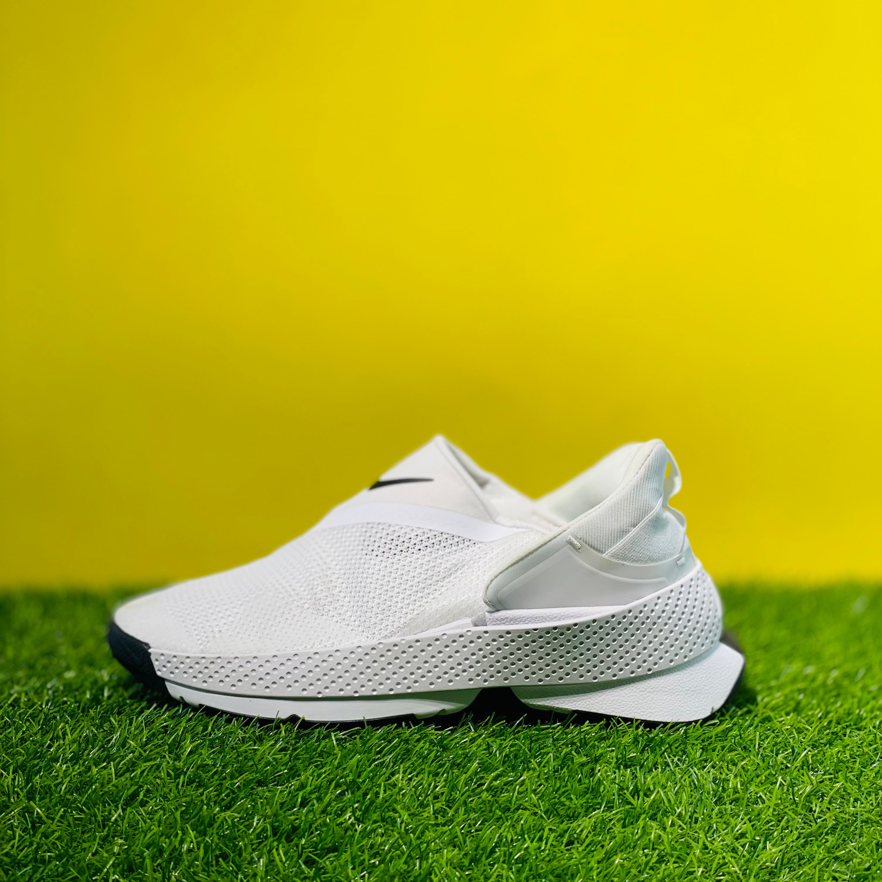 NK GO FLYEASE - WHITE (DOT PERFECT)