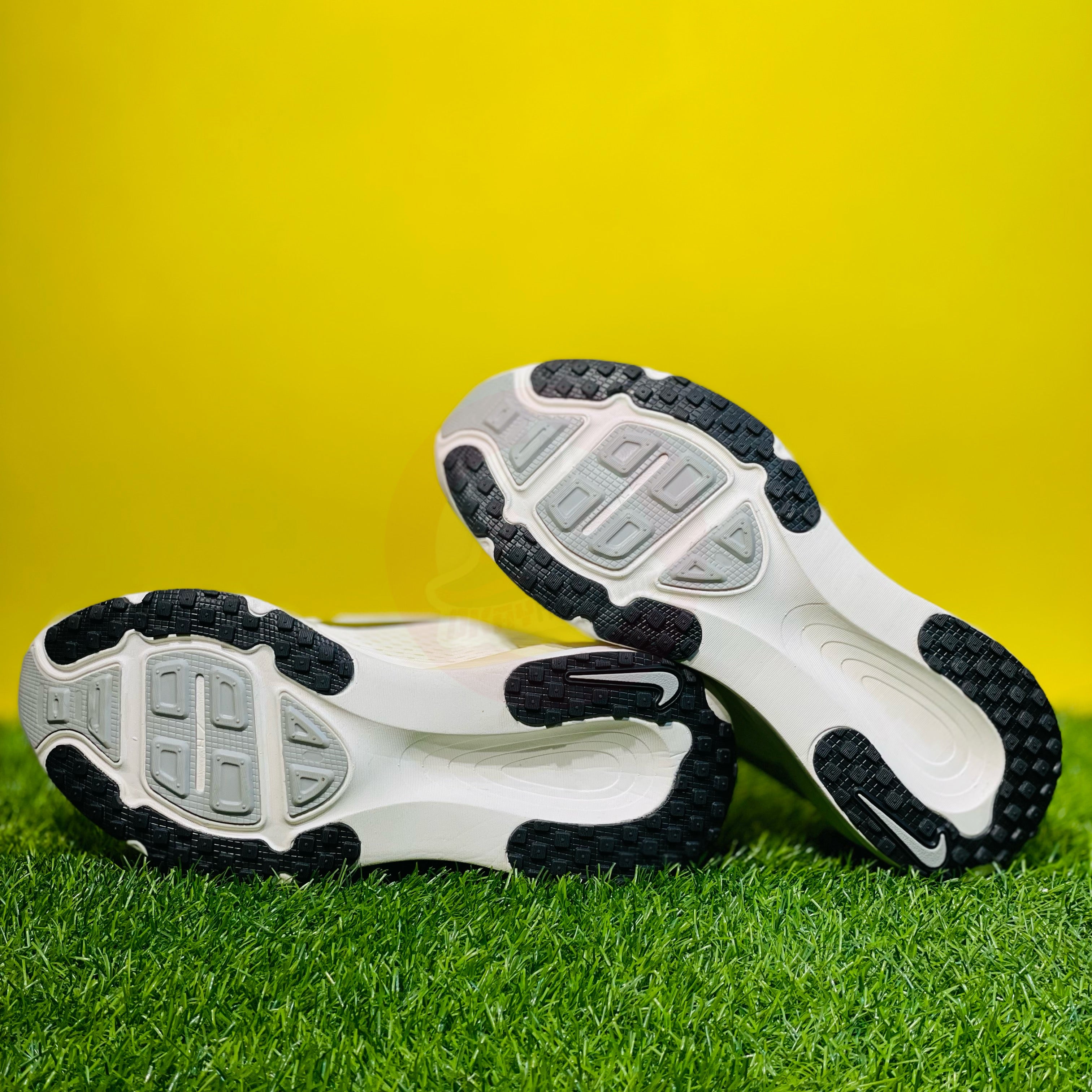 NK AIRZOOM X VOMERO 18 - WHITE/BLACK (ORIGINALS)