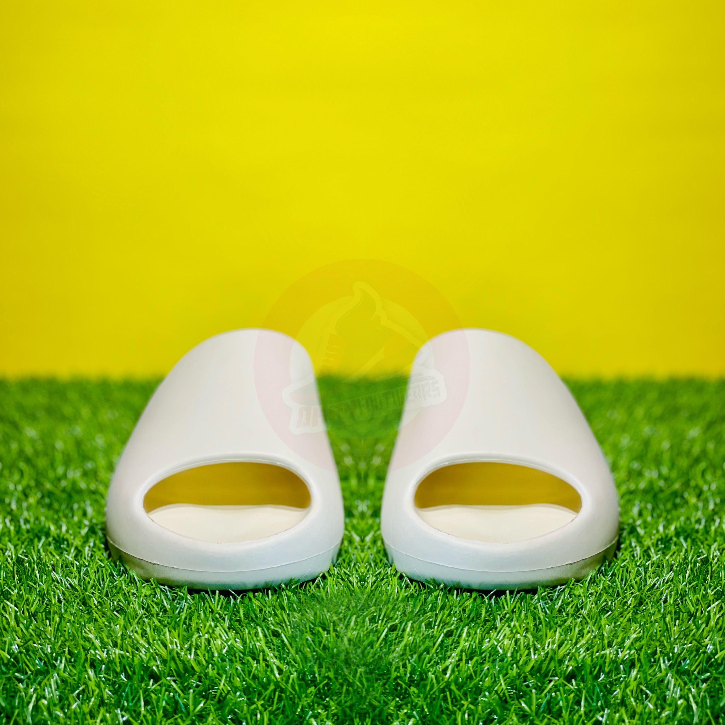 AD YEEZY SLIDES - BONE (DOT PERFECT)