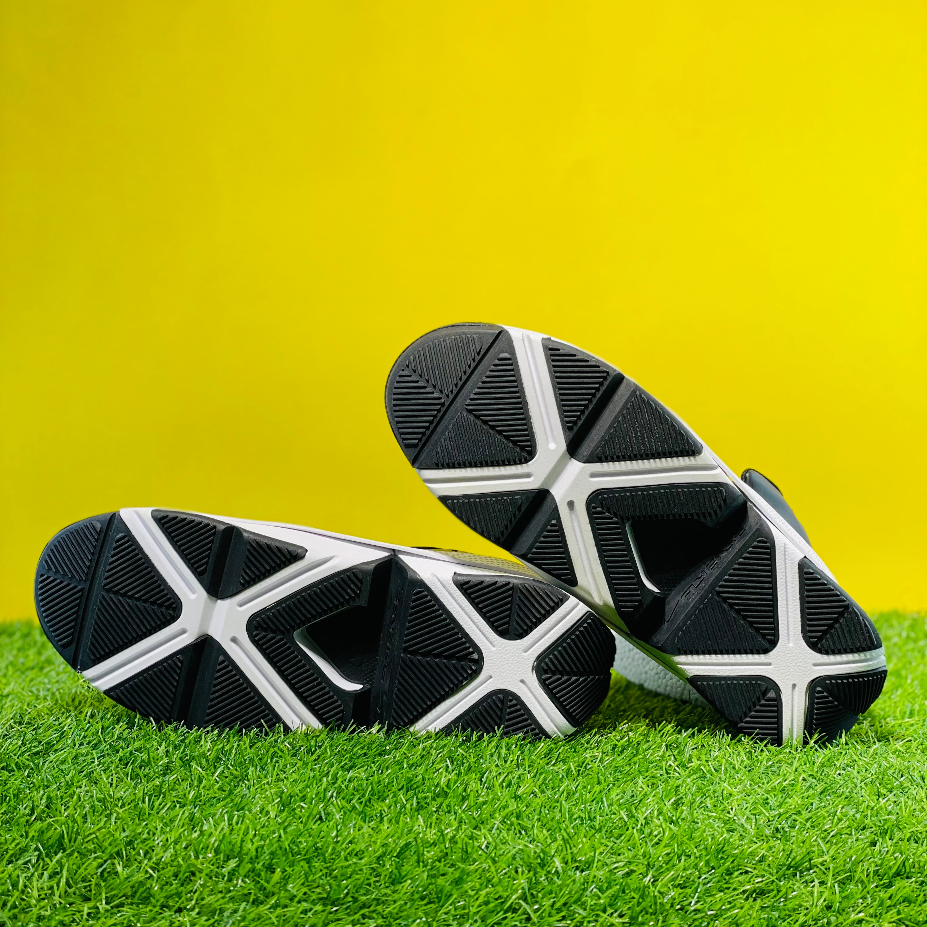 NK GO FLYEASE - BLACK (DOT PERFECT)