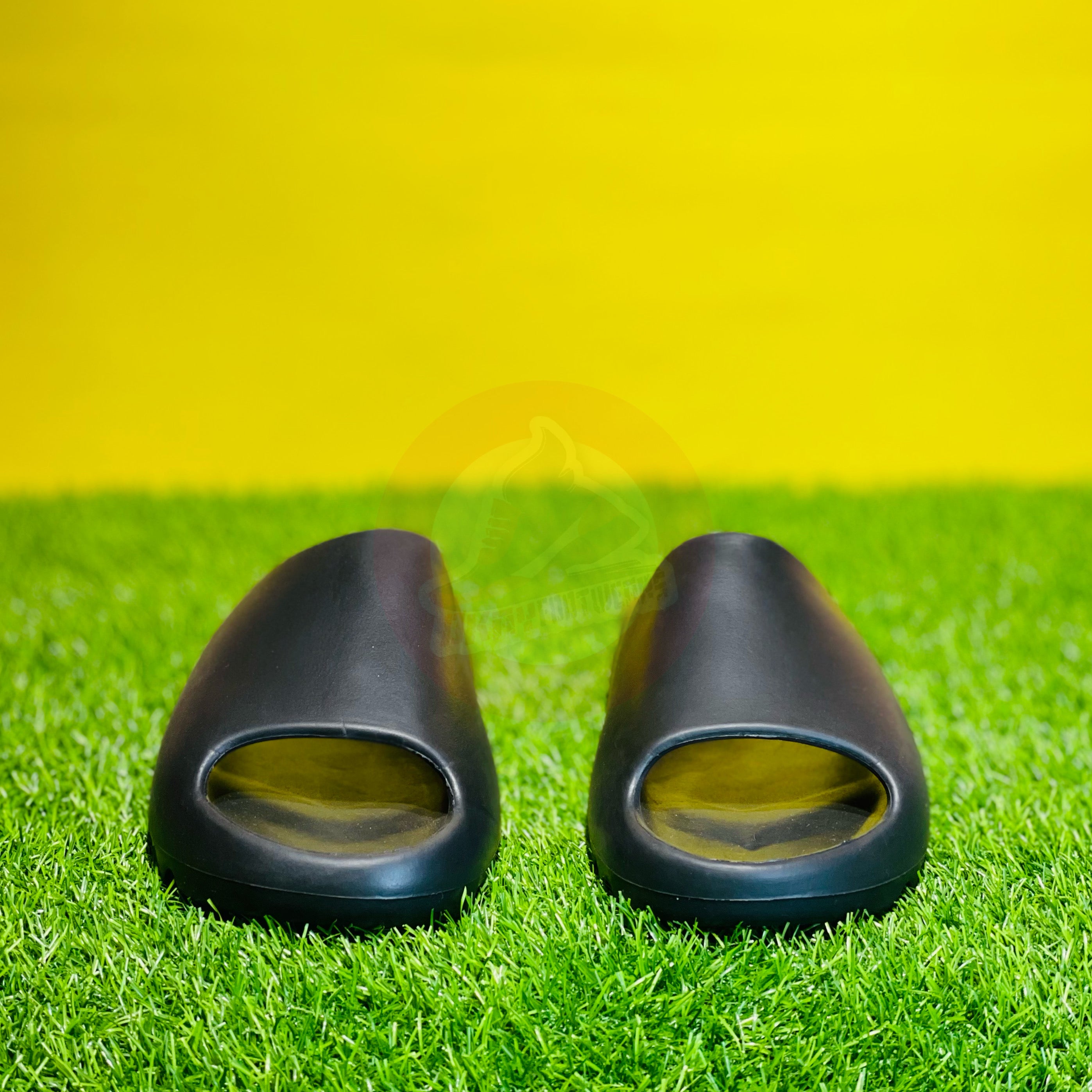 AD YEEZY SLIDES - ONYX (DOT PERFECT)