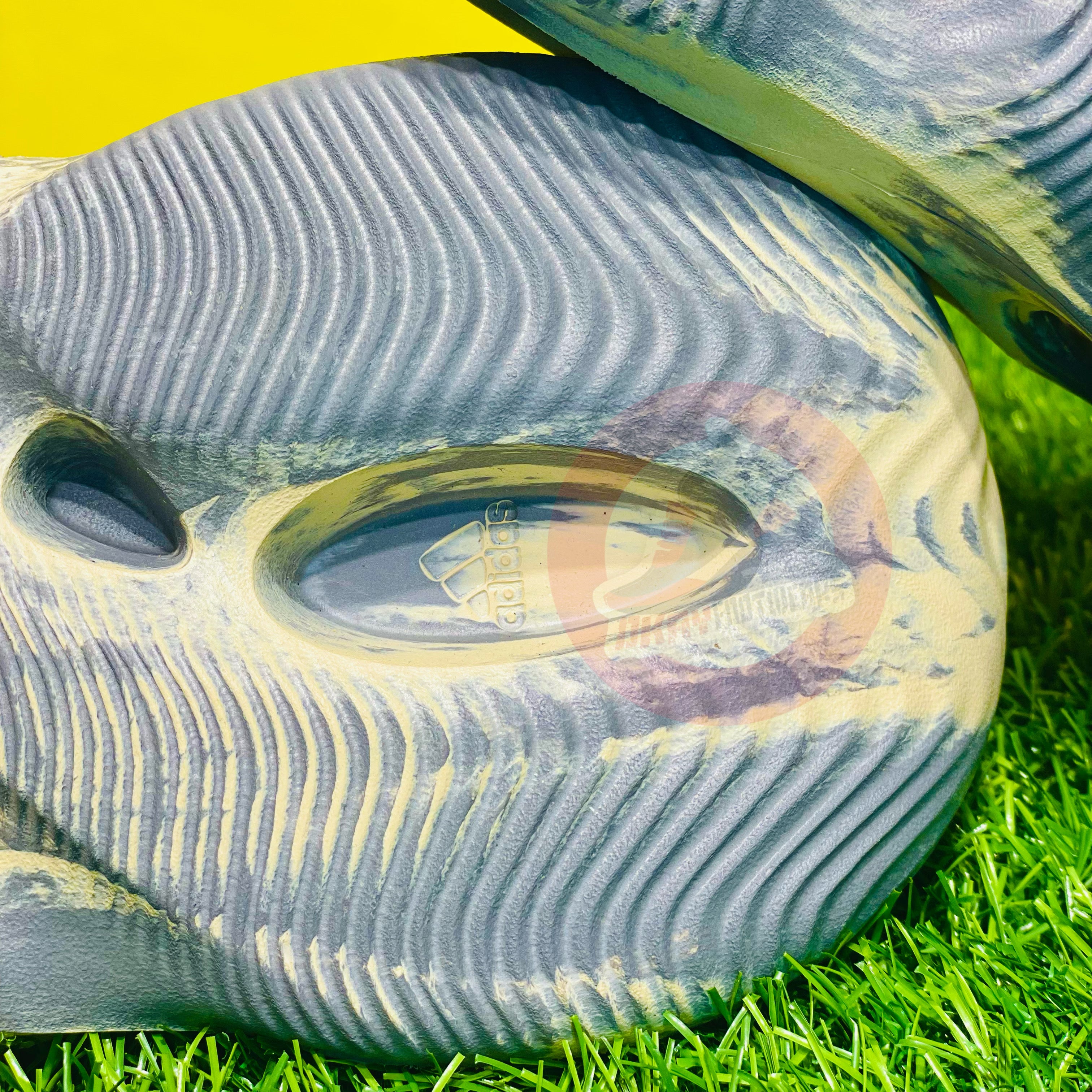 AD YEEZY FOAMRUNNERS - MOON GRAY (DOT PERFECT)