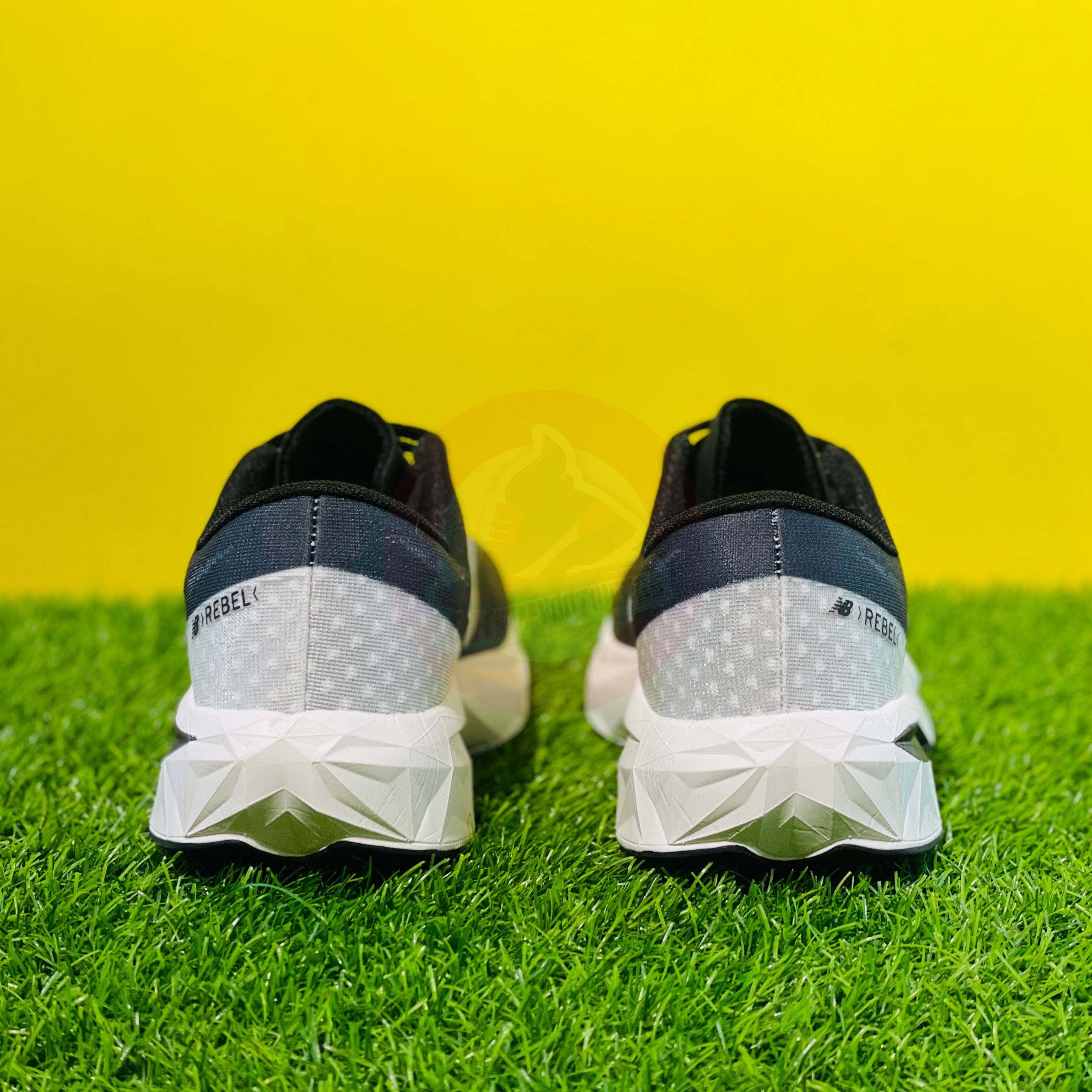 NB FUELCELL REBEL V4 - BLACK/WHITE (DOT PERFECT)