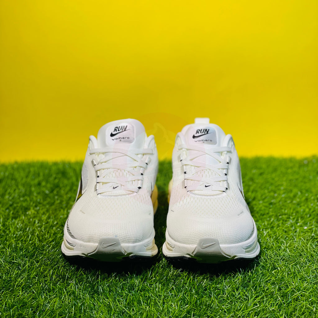 NK AIRZOOM X VOMERO 18 - WHITE/BLACK (ORIGINALS)