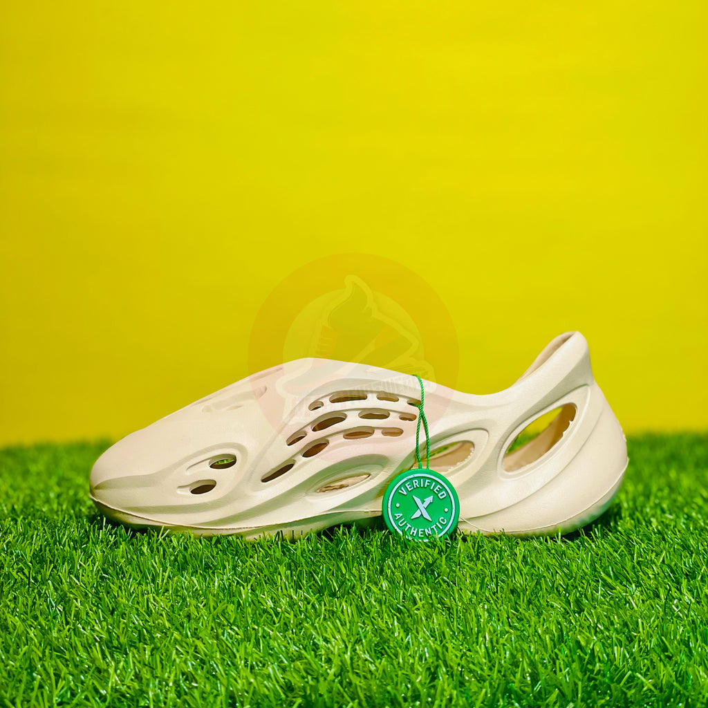 AD YEEZY FOAMRUNNERS - SAND (DOT PERFECT)