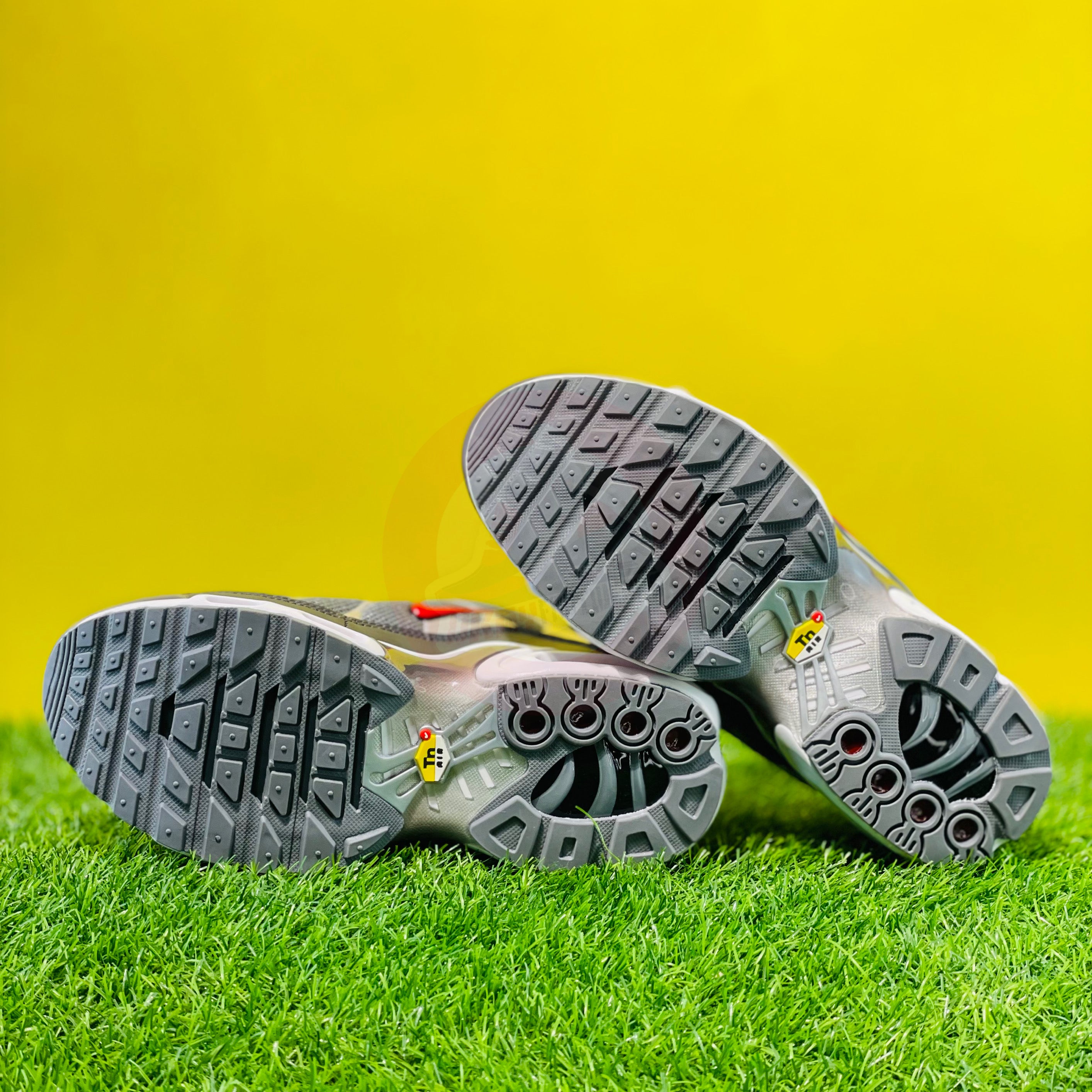 NK AIRMAX PLUS TN - GREY/RED (DOT PERFECT)