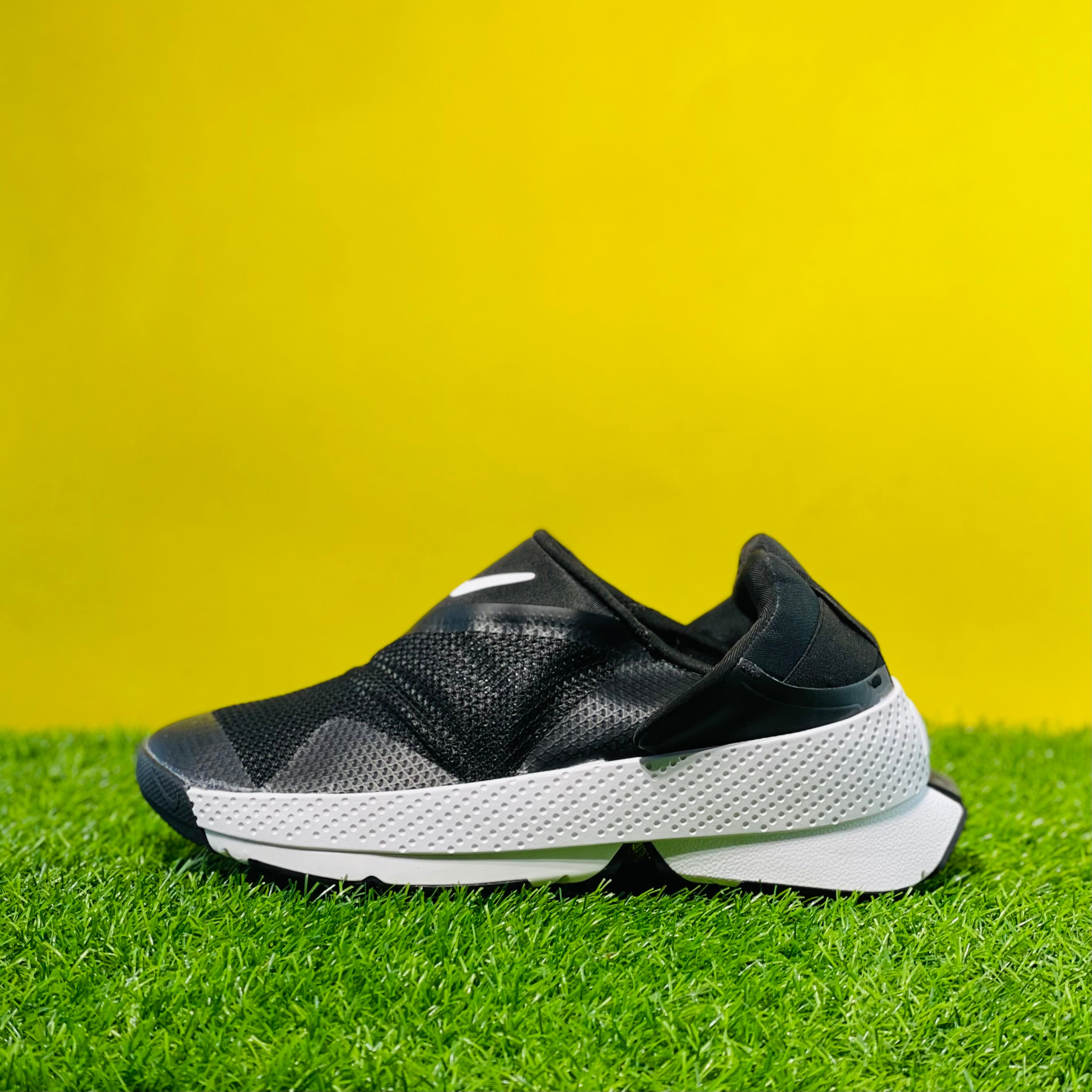 NK GO FLYEASE - BLACK (DOT PERFECT)