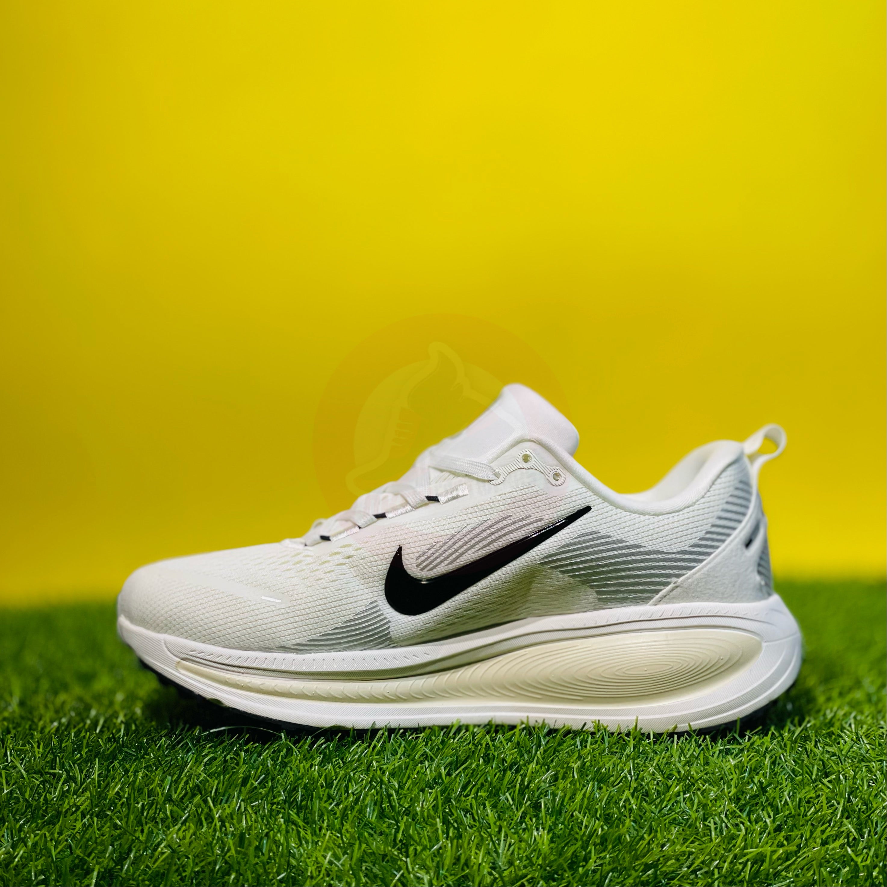 NK AIRZOOM X VOMERO 18 - WHITE/BLACK (ORIGINALS)