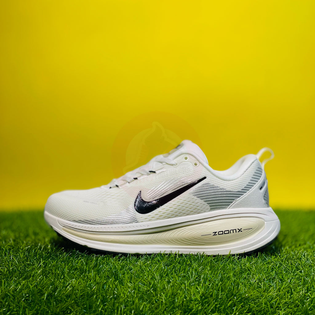 NK AIRZOOM X VOMERO 18 - WHITE/BLACK (ORIGINALS)